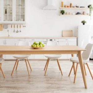Bộ bàn ghế gỗ cao su với màu sắc tự nhiên và thiết kế đơn giản