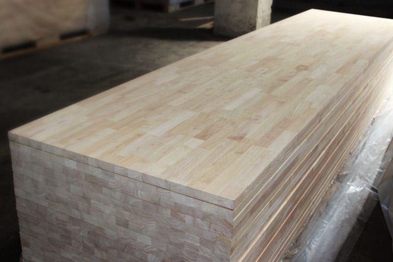 Tấm gỗ cao su ghép thanh với màu sắc sáng và vân gỗ tự nhiên